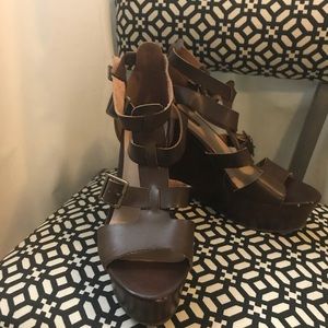 Brown high stewpot wedge.